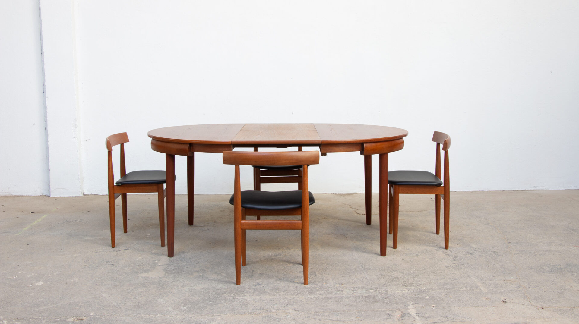 Table et chaises du designer Danois Hans Olsen, édition Frem Rojle, 1960, en teck.