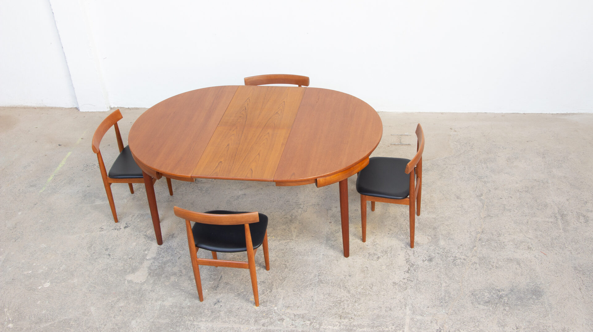 Table et chaises du designer Danois Hans Olsen, édition Frem Rojle, 1960, en teck. table avec la rallonge