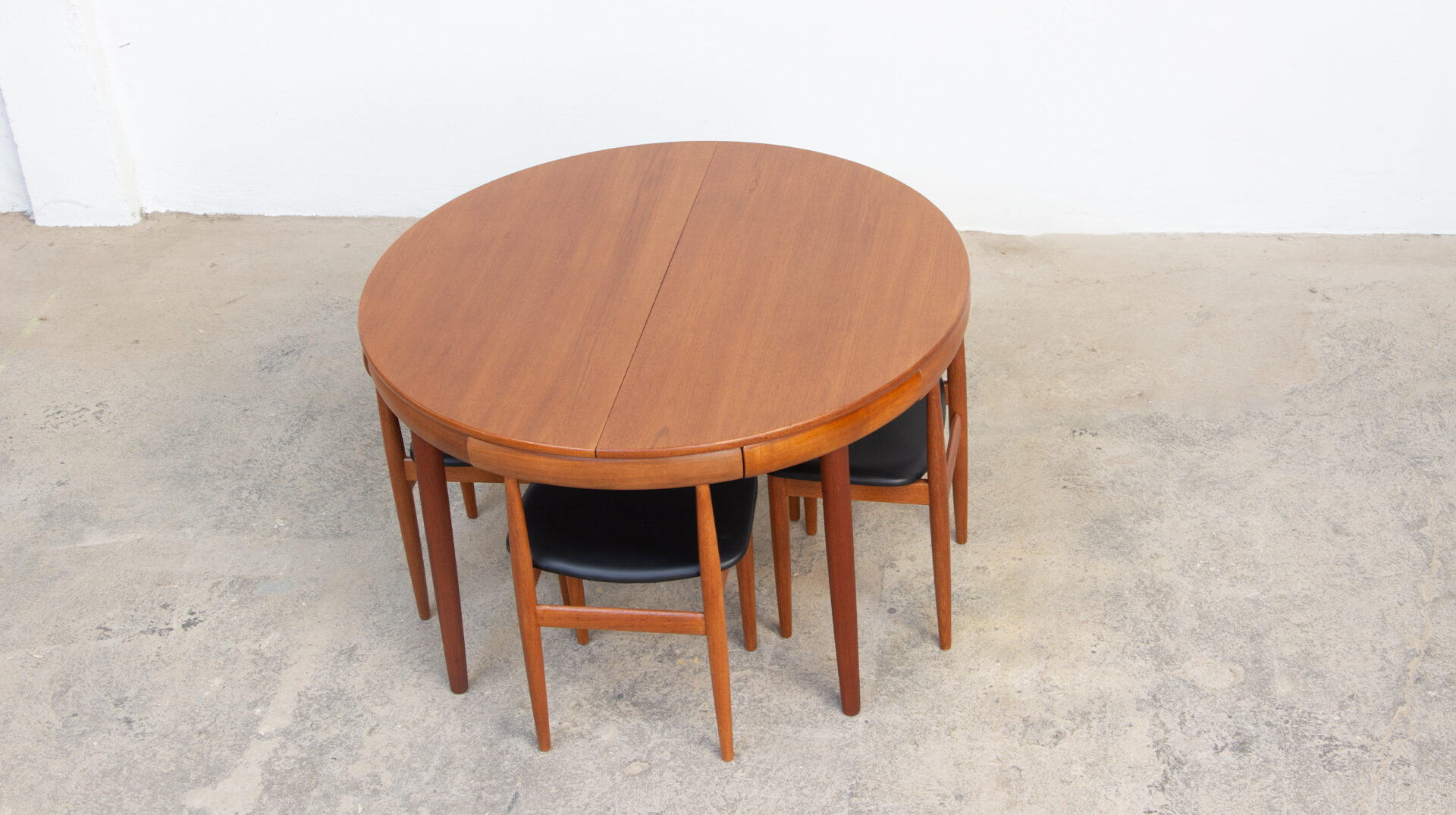 Table et chaises du designer Danois Hans Olsen, édition Frem Rojle, 1960, en teck. Vue en contre plongé de l'ensemble