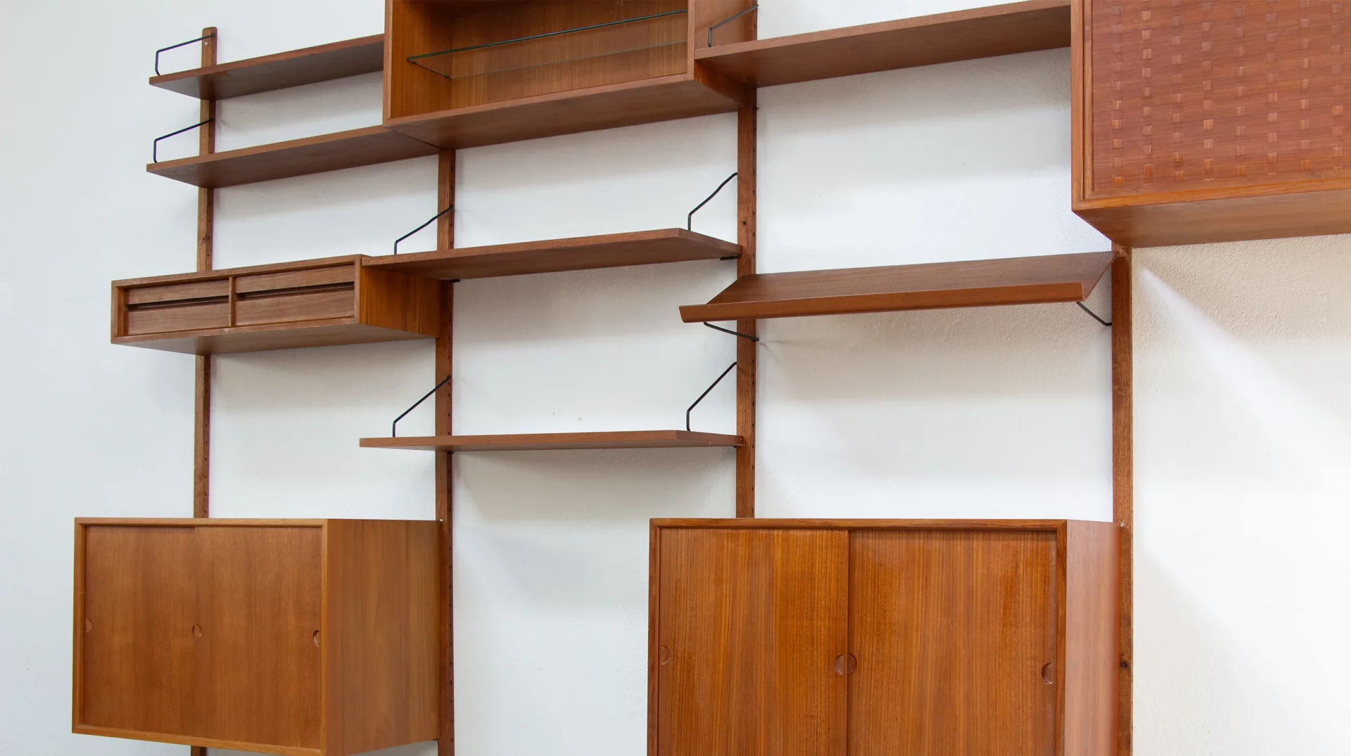 bibliothèque Poul Cadovius en teck, royal system, année 60, vue des étagères et modules divers