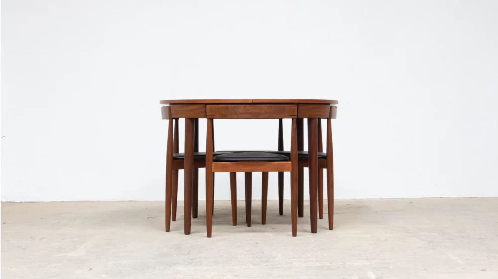 Ensemble table et 4 chaises tripodes modèle roundette d'Hans Olsen pour Frem Rojle, teck, Danemark 1960, vue d'ensemble