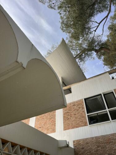 fondation-maeght-Josep-Lluís-Sert-architecture-musée-art-moderne-modern-modernisme-joan-miro-georges-braque-ubac-béton-terre-cuite-architecte-Saint-Paul-de-Vence-olddesign