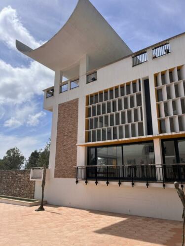 fondation-maeght-Josep-Lluís-Sert-architecture-musée-art-moderne-modern-modernisme-joan-miro-georges-braque-ubac-béton-terre-cuite-architecte-Saint-Paul-de-Vence-olddesign