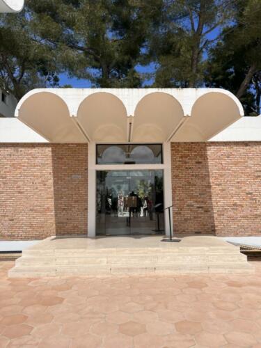 fondation-maeght-Josep-Lluís-Sert-architecture-musée-art-moderne-modern-modernisme-joan-miro-georges-braque-ubac-béton-terre-cuite-architecte-Saint-Paul-de-Vence-olddesign