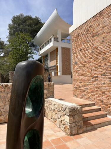 fondation-maeght-Josep-Lluís-Sert-architecture-musée-art-moderne-modern-modernisme-joan-miro-georges-braque-ubac-béton-terre-cuite-architecte-Saint-Paul-de-Vence-olddesign