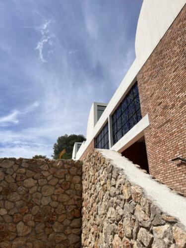 fondation-maeght-Josep-Lluís-Sert-architecture-musée-art-moderne-modern-modernisme-joan-miro-georges-braque-ubac-béton-terre-cuite-architecte-Saint-Paul-de-Vence-olddesign