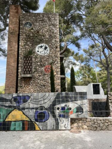 fondation-maeght-Josep-Lluís-Sert-architecture-musée-art-moderne-modern-modernisme-joan-miro-georges-braque-ubac-béton-terre-cuite-architecte-Saint-Paul-de-Vence-olddesign