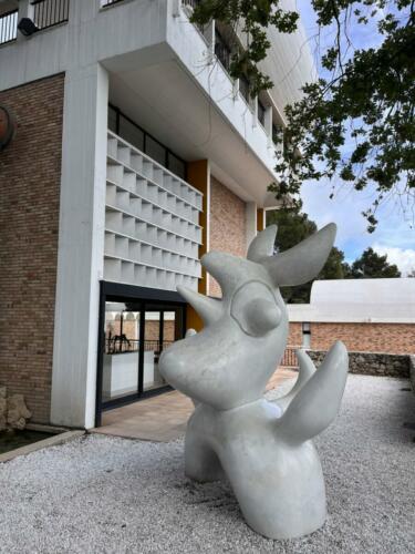 fondation-maeght-Josep-Lluís-Sert-architecture-musée-art-moderne-modern-modernisme-joan-miro-georges-braque-ubac-béton-terre-cuite-architecte-Saint-Paul-de-Vence-olddesign