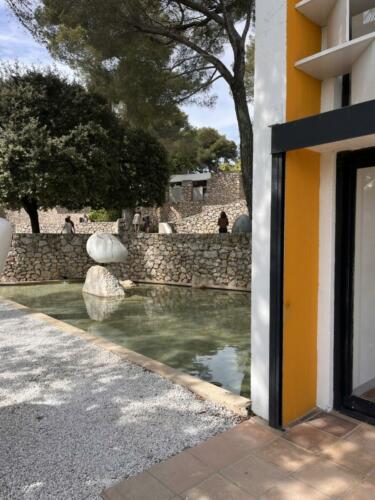 fondation-maeght-Josep-Lluís-Sert-architecture-musée-art-moderne-modern-modernisme-joan-miro-georges-braque-ubac-béton-terre-cuite-architecte-Saint-Paul-de-Vence-olddesign