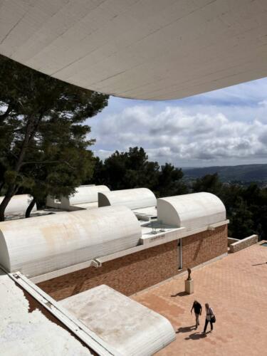 fondation-maeght-Josep-Lluís-Sert-architecture-musée-art-moderne-modern-modernisme-joan-miro-georges-braque-ubac-béton-terre-cuite-architecte-Saint-Paul-de-Vence-olddesign
