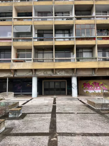 Une entrée de l'édifice brutaliste en béton à Athènes de Papaioannou et Fines