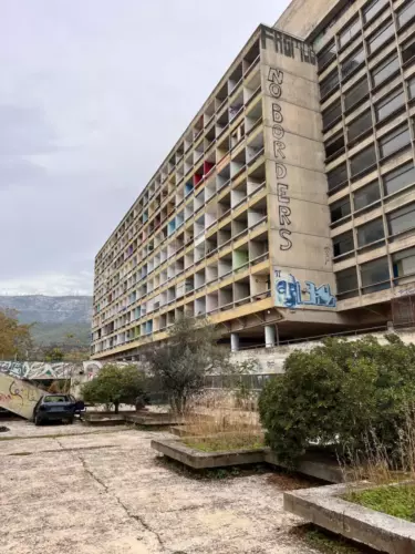 Bâtiment étudiant du campus de Zografou en béton brut à Athènes