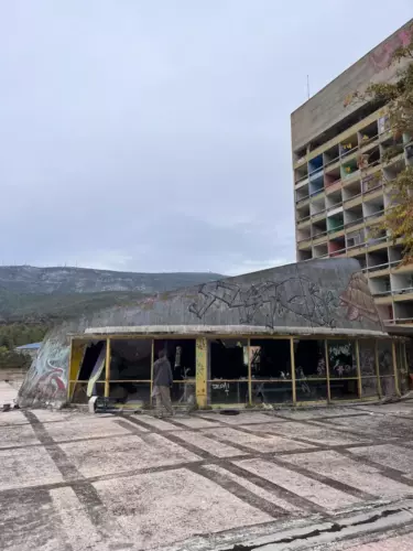 Béton brut de la résidence étudiante à Athènes, foyer étudiant.