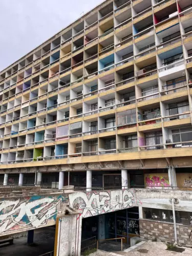 Façade avec les loggias du bâtiment brutaliste en béton Grec de Papaioannou et Fines