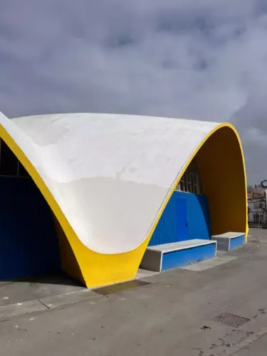 marche-central-royan-facade-beton-blanc-jaune