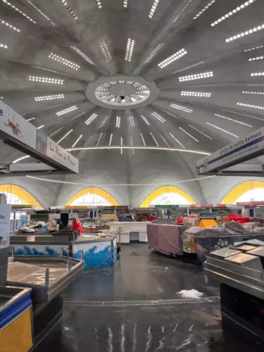 marche-central-royan-interieur-voute-beton-lumiere
