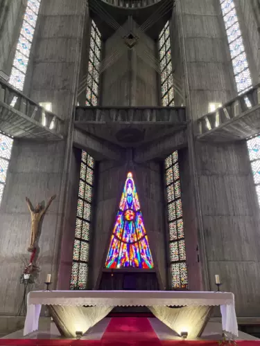 notre-dame-royan-autel-vitrail