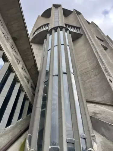 notre-dame-royan-poteaux-inclines