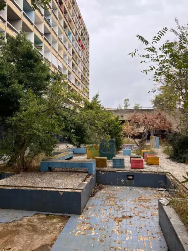 Jardin avec fontaines de l'immeuble brutaliste Papaioannou et Fines à Athènes
