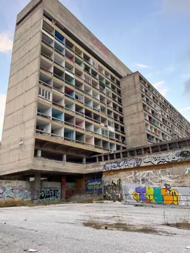 ölddesign-athenes-beton-brut-brutalisme-1