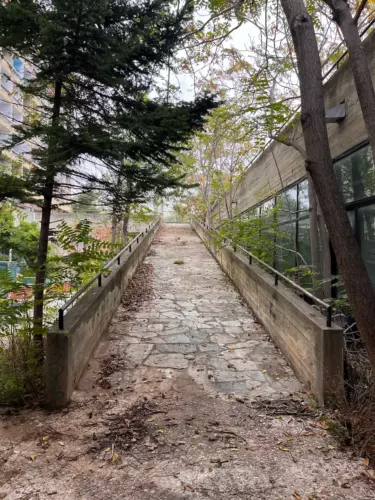 passerelle de la résidence étudiante d'inspiration Le Corbusier à Athènes