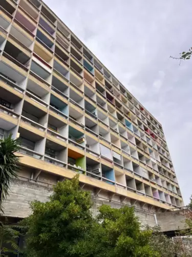 Balcons horizontalement rythmés du bâtiment brutaliste sur le campus de Zografou