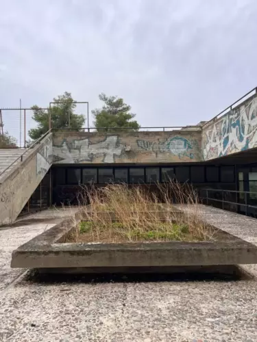 Esplanade abandonnée du campus de Zografou devant la résidence étudiante