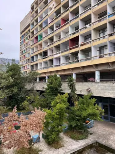 Façade en béton brut de la résidence étudiante de la NTUA à Athènes