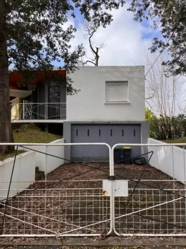 villa-boomerang-royan-facade-jardin-auvent-orange
