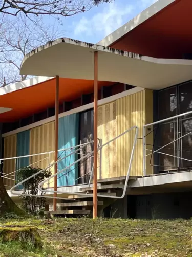 villa-boomerang-royan-facade-pilotis-et-jardin