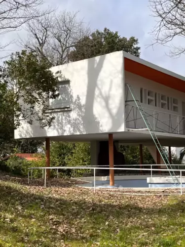 villa-boomerang-royan-volume-blanc-auvent-orange