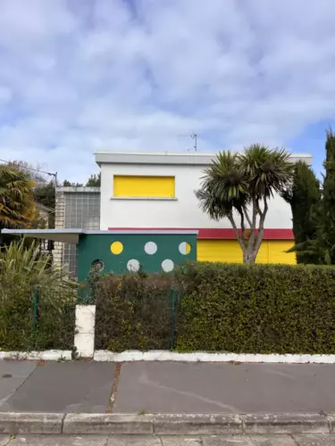 villa-gruyere-royan-facade-blanche-volets-jaunes