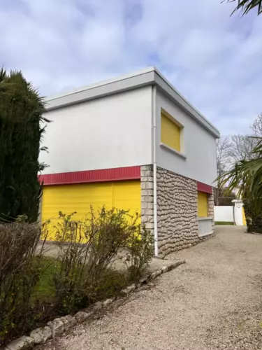 villa-gruyere-royan-facade-laterale-pierre-et-volets