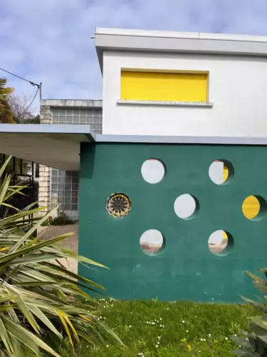 villa-gruyere-royan-mur-vert-hublots-ronds