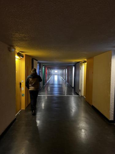 unité-habitation-firminy-le-corbusier-site-brutalisme-architecture-modernisme-couloir