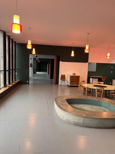 unité-habitation-firminy-le-corbusier-site-brutalisme-architecture-modernisme-ecole